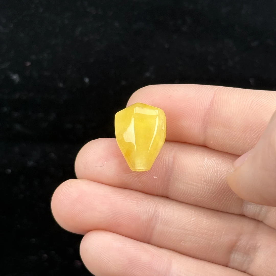 Y9385天然原矿蜜蜡 鸡油黄三通 12*17mm 1.1g支持复检假一罚四