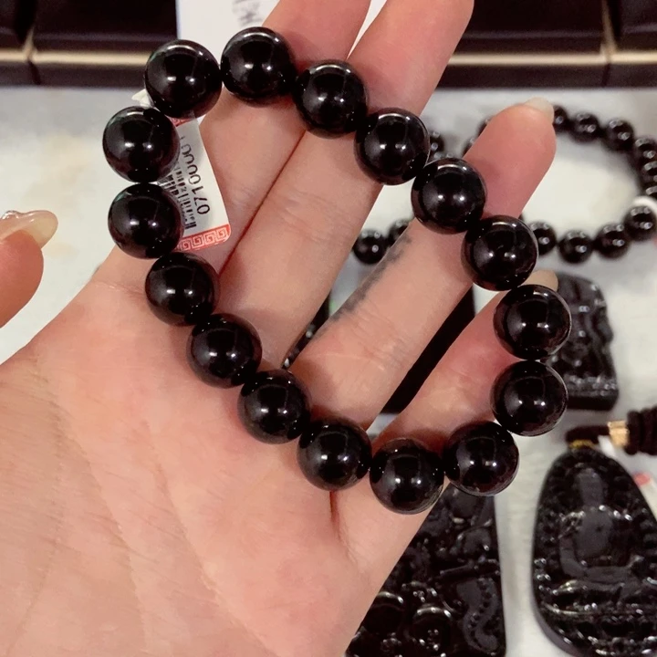 阳***年颈饰未镶嵌翡翠翡翠