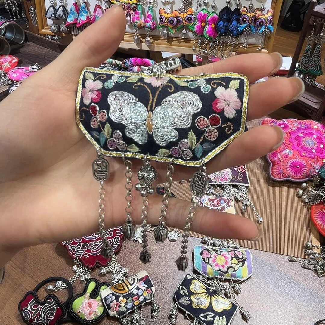 咪***吱皮质铁合金绣包项链