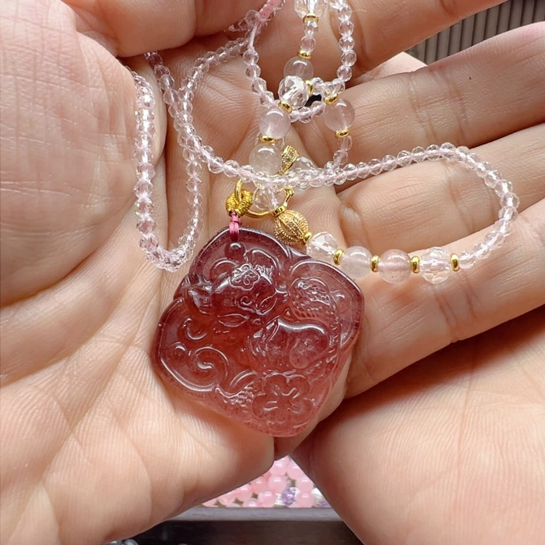 石英质玉颈饰未镶嵌草莓晶狐牌