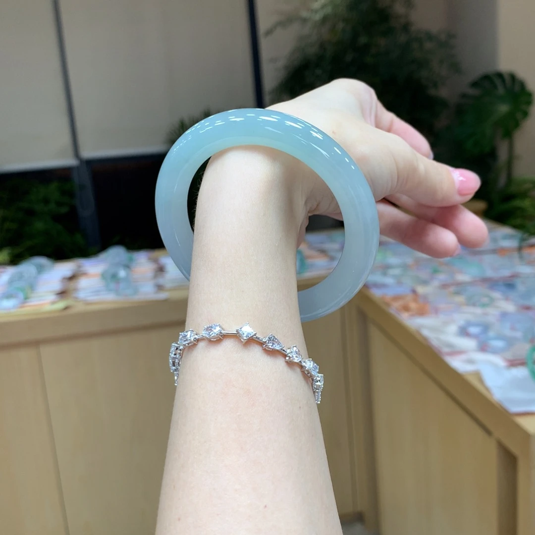 翡翠手镯未镶嵌不退不换