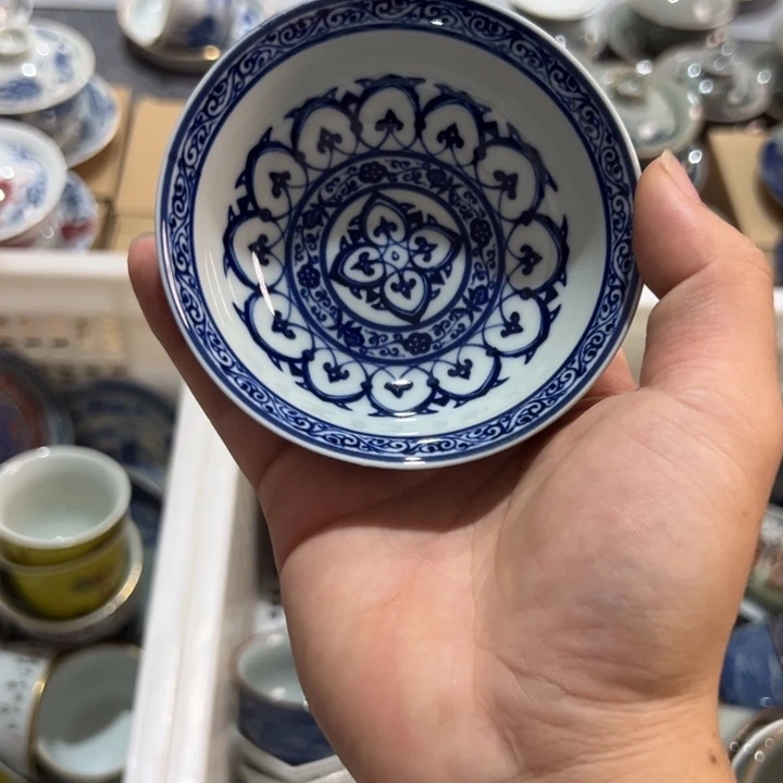白青花宝相纹普洱杯微瑕