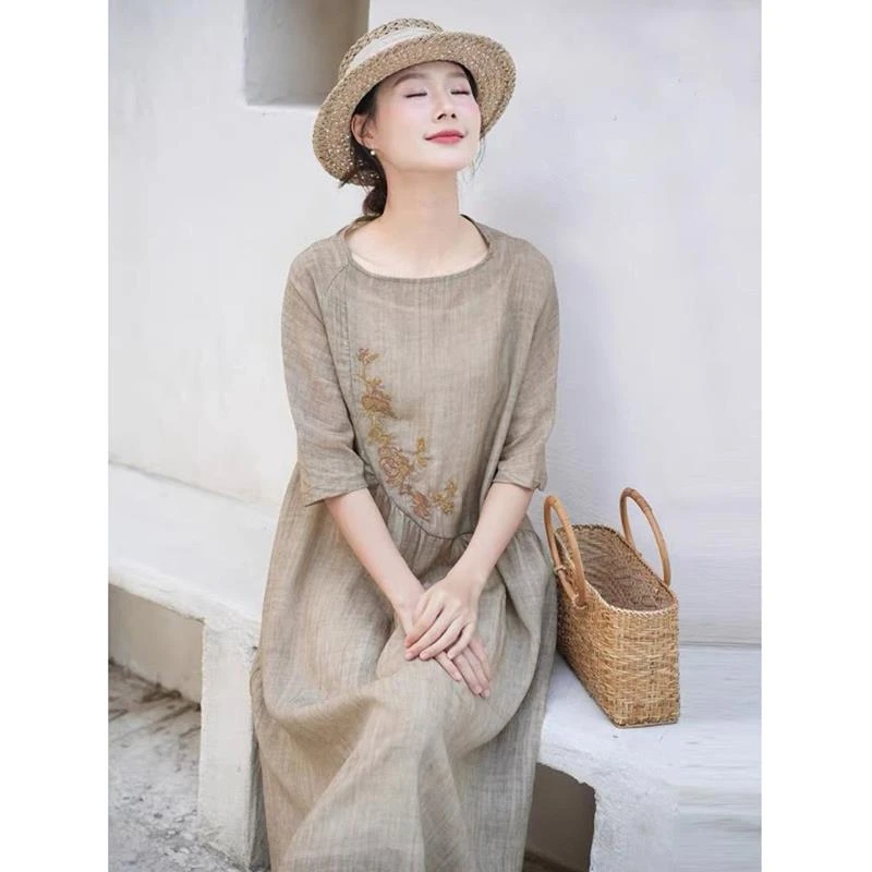 夏季2025年新款复古苎麻刺绣连衣裙女宽松大码遮肉显瘦大摆长裙子