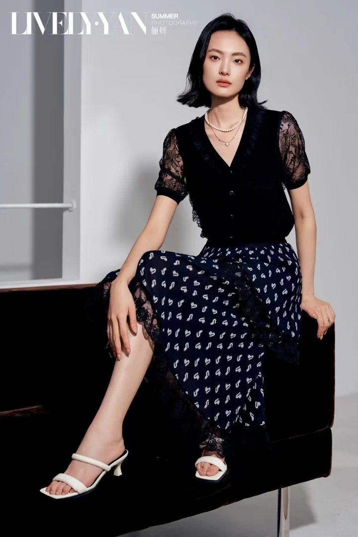 【俪妍】春夏黑底花半身裙