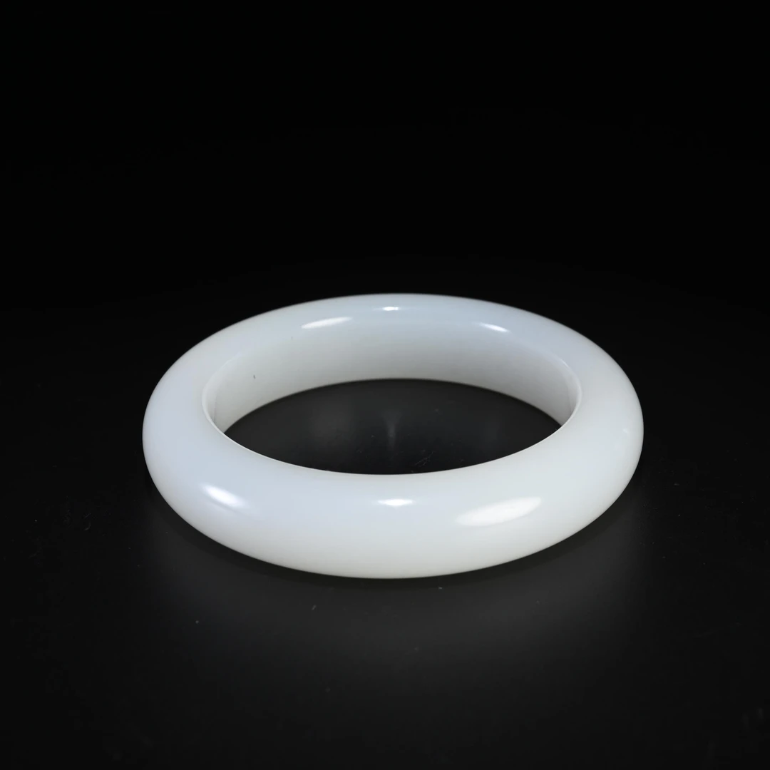 Lot8903 和田玉手镯（圈口60mm）/保利