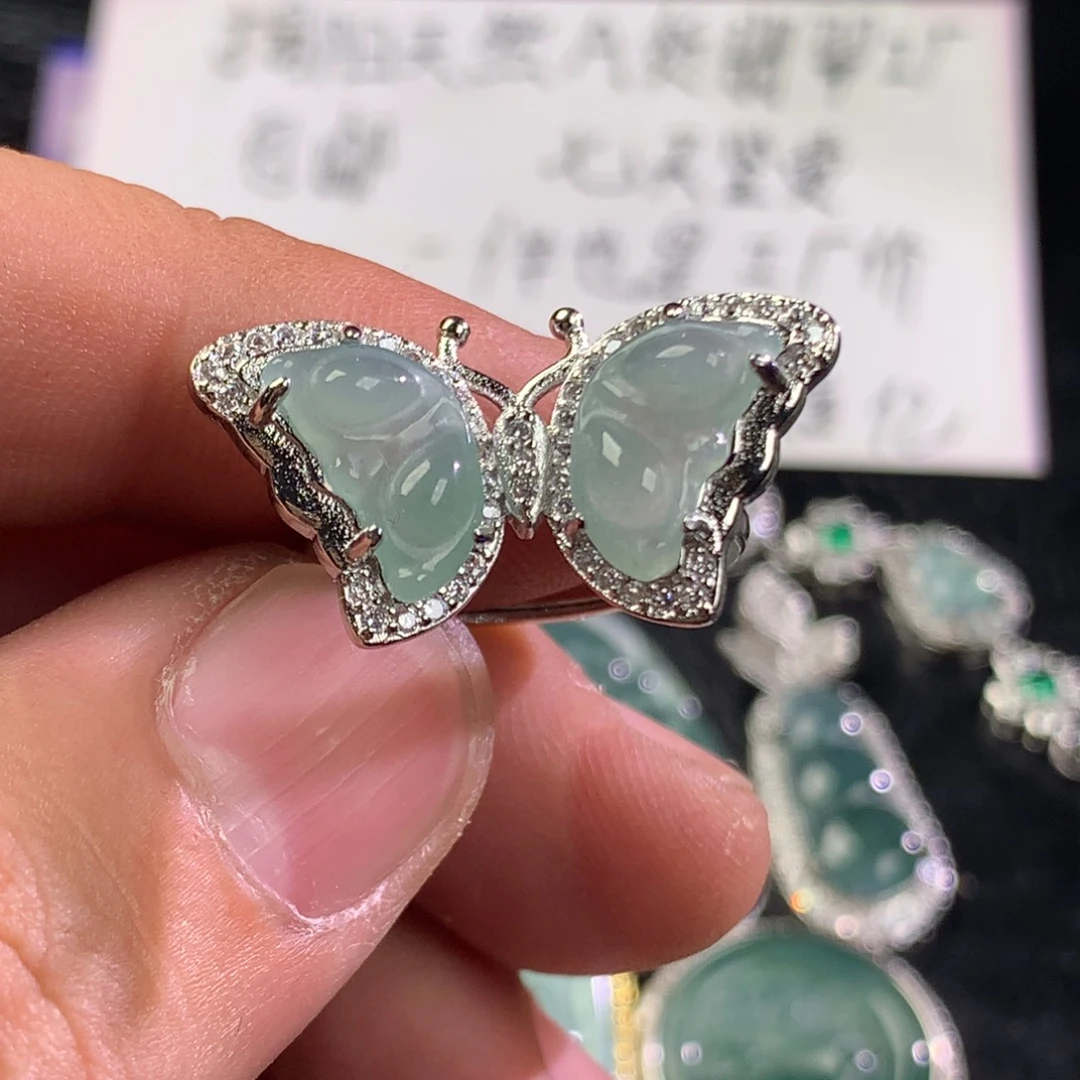 翡翠未镶嵌颈饰蝴蝶戒指