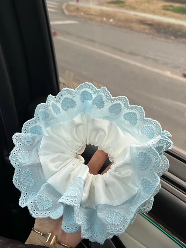白色缎面拼接蓝色爱心花边发圈