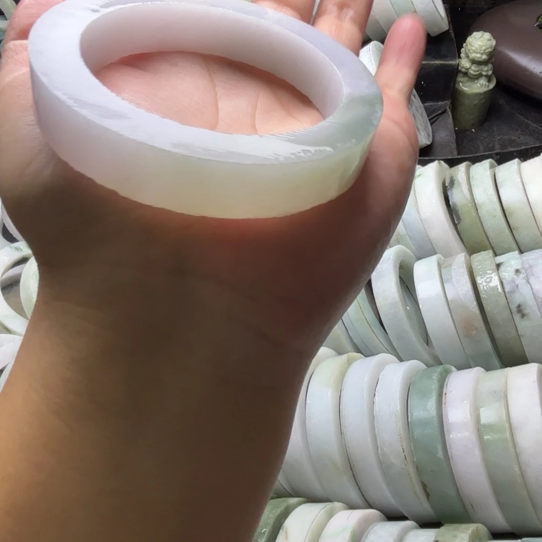 憨***胀定制翡翠未镶嵌翡翠手镯定制