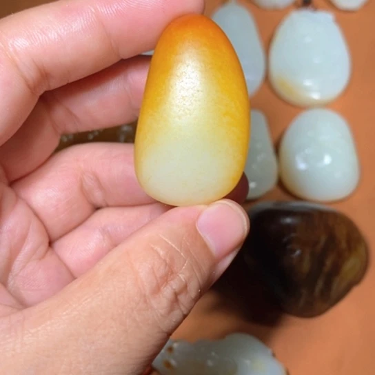 薛***知颈饰未镶嵌和田玉