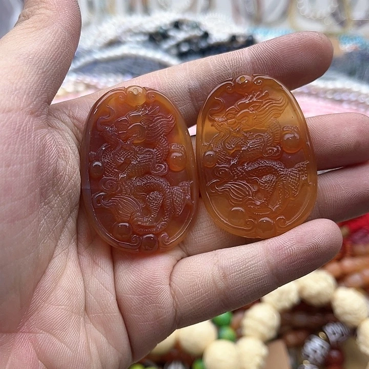 玛瑙/玉髓珠宝半成品未镶嵌一个玛瑙雕刻龙吊坠随机发