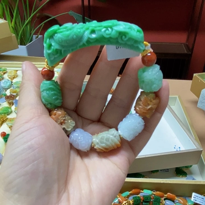 翡翠未镶嵌颈饰手牌