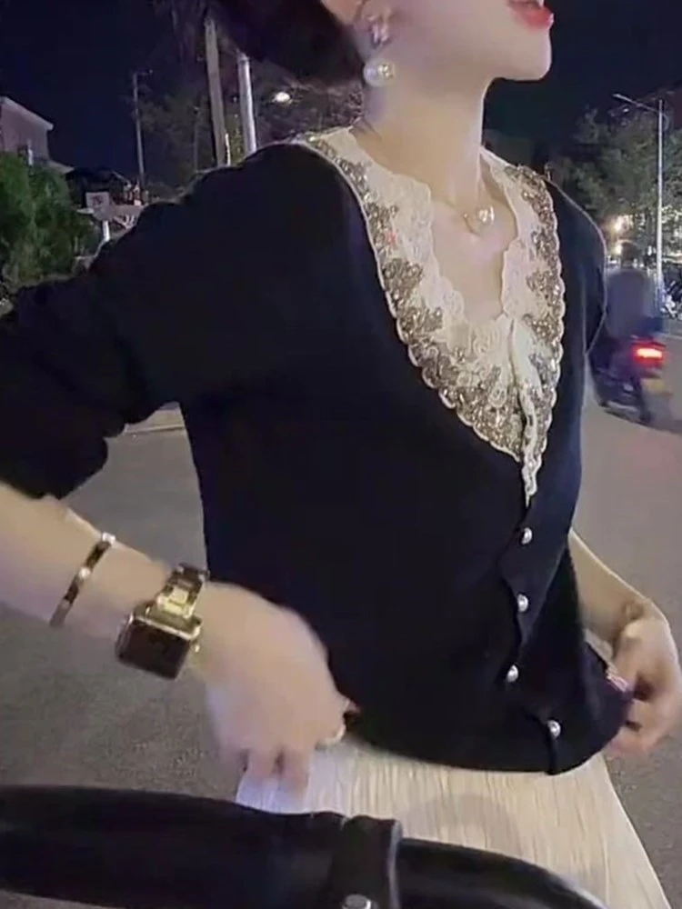欧货高端重工V领蕾丝拼接长袖女2025年秋季新款显瘦修身黑色上衣