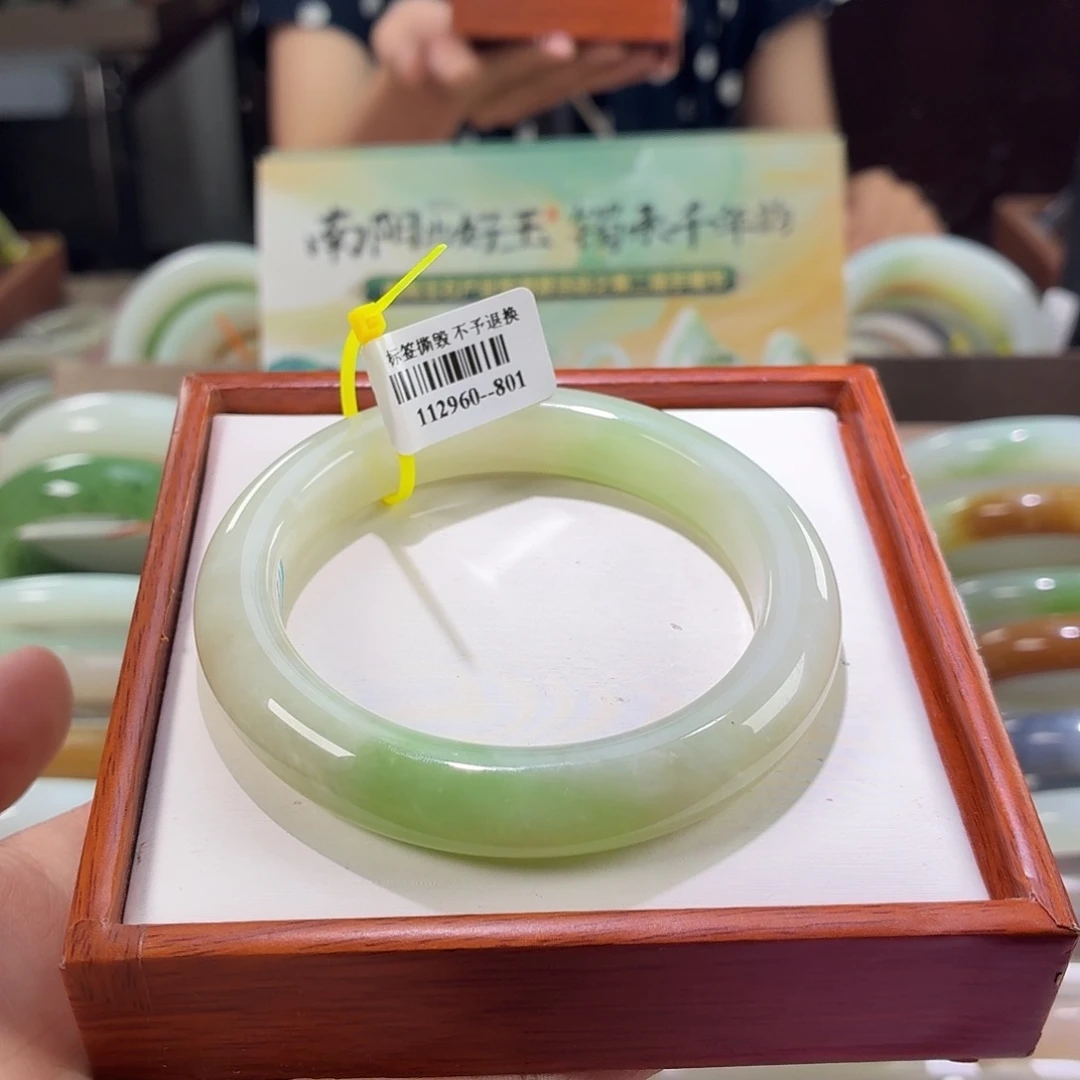 和田玉手镯未镶嵌5。 微瑕。56/57