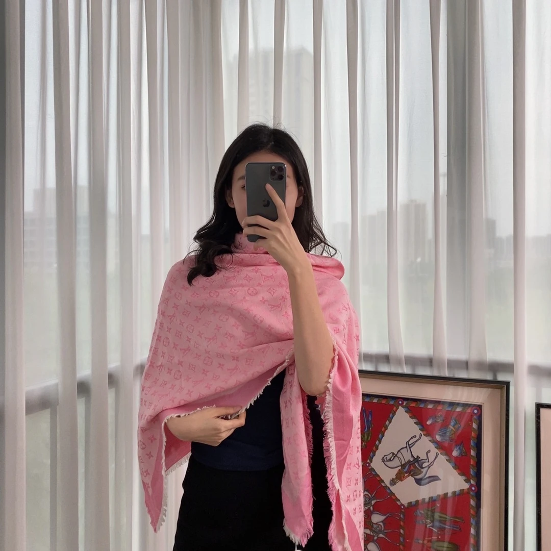 95新 LouisVuitton/路易威登 老花披肩139*139粉色/250413LDRBY03