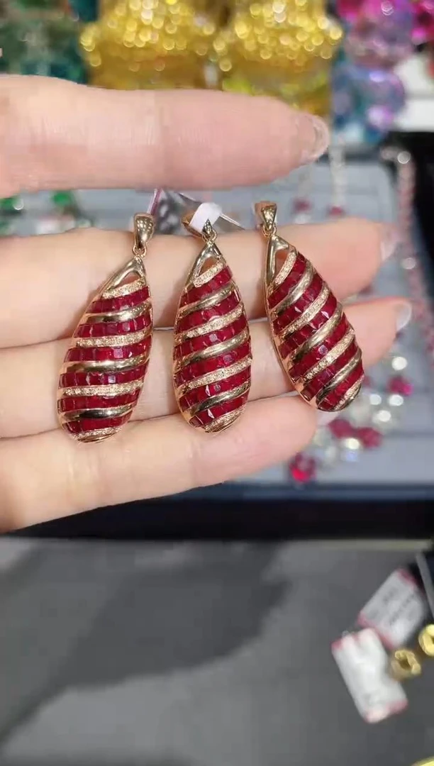 18K金镶嵌天然红宝石吊坠无边镶嵌款 多样性发其一