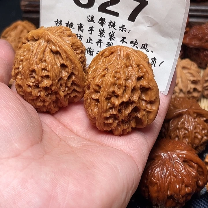 汤***圆把件桃核南疆石。边39。  627