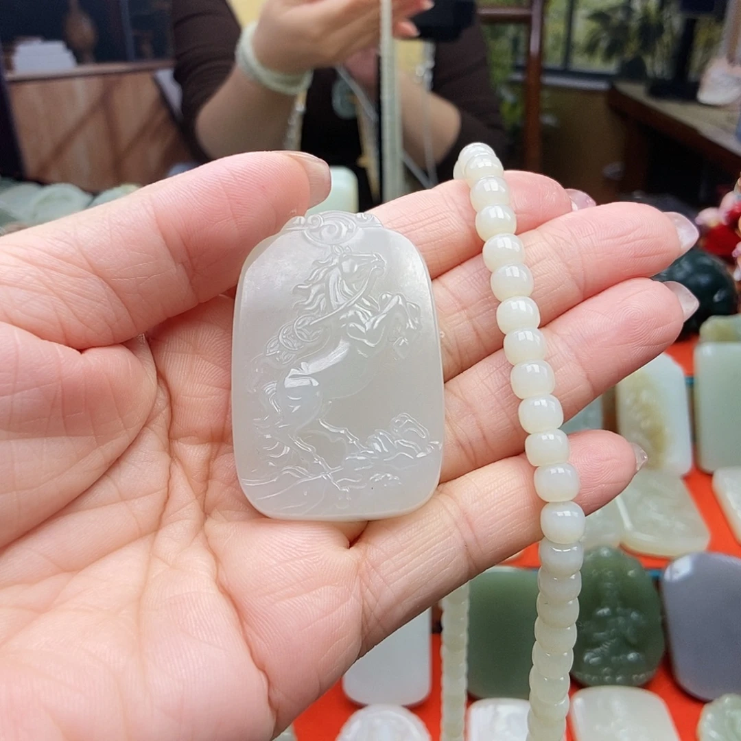 卤***号和田玉未镶嵌颈饰