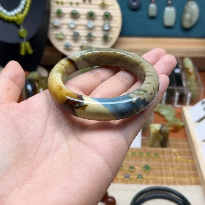 蛇纹石玉未镶嵌手镯