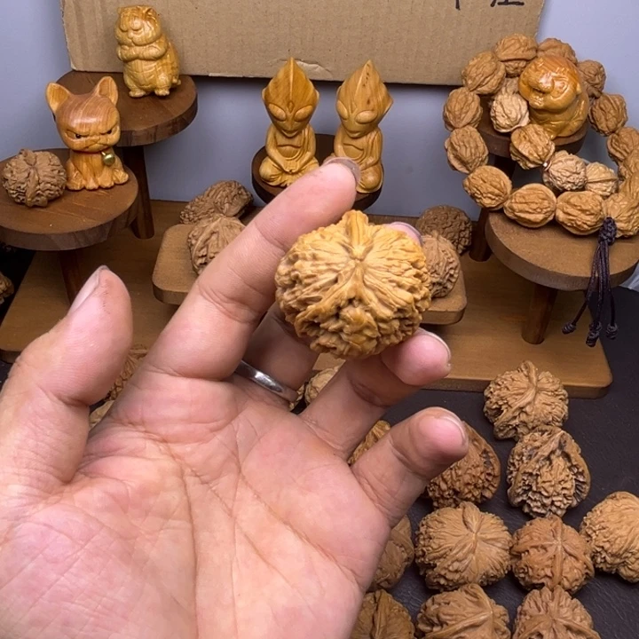 郭***店吊坠桃核白狮子角