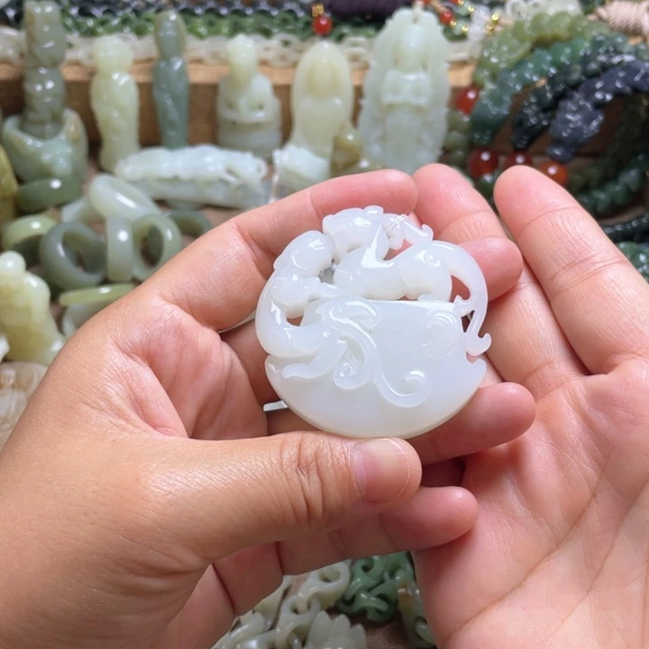 和田玉未镶嵌颈饰云*扬