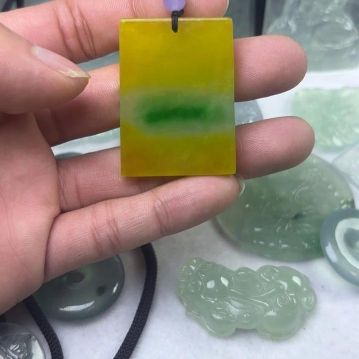 翡翠未镶嵌颈饰平安无事牌