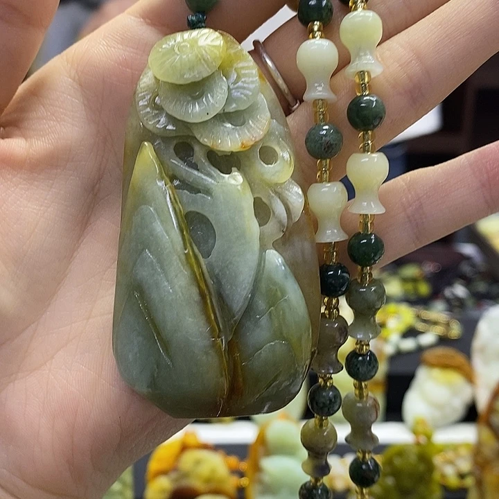 蛇纹石玉未镶嵌颈饰