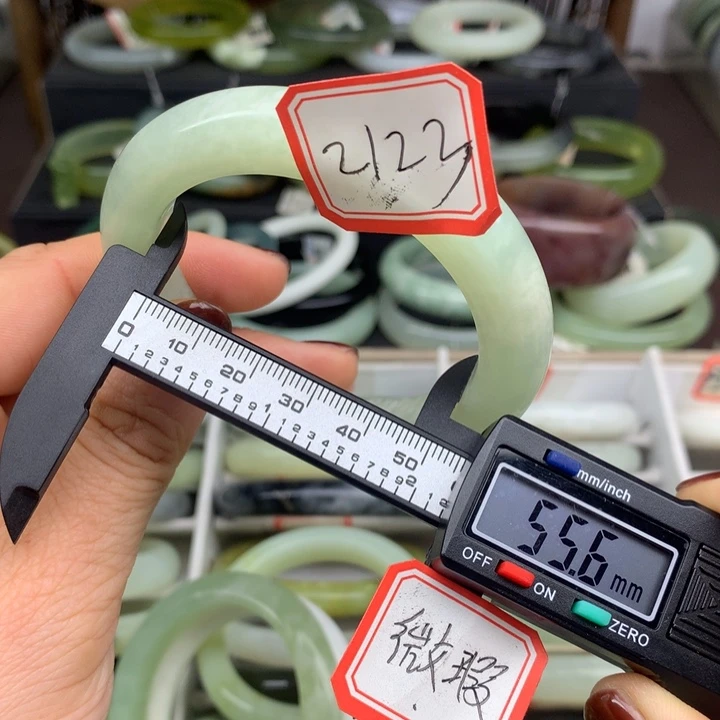 轻***记蛇纹石玉未镶嵌手镯2123