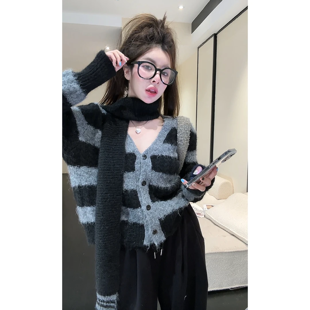 【HuiHui】韩国东大门韩版撞色条纹复古V领针织衫配围巾（A1246)