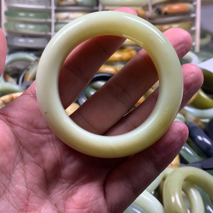蛇纹石玉手镯未镶嵌c**e
