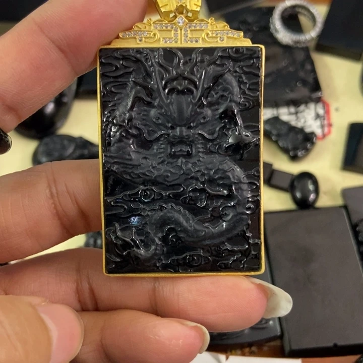 翡翠颈饰未镶嵌墨翠龙