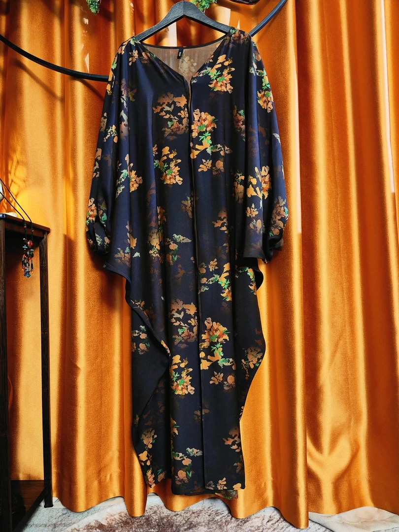 咖啡底花灯笼袖连衣裙