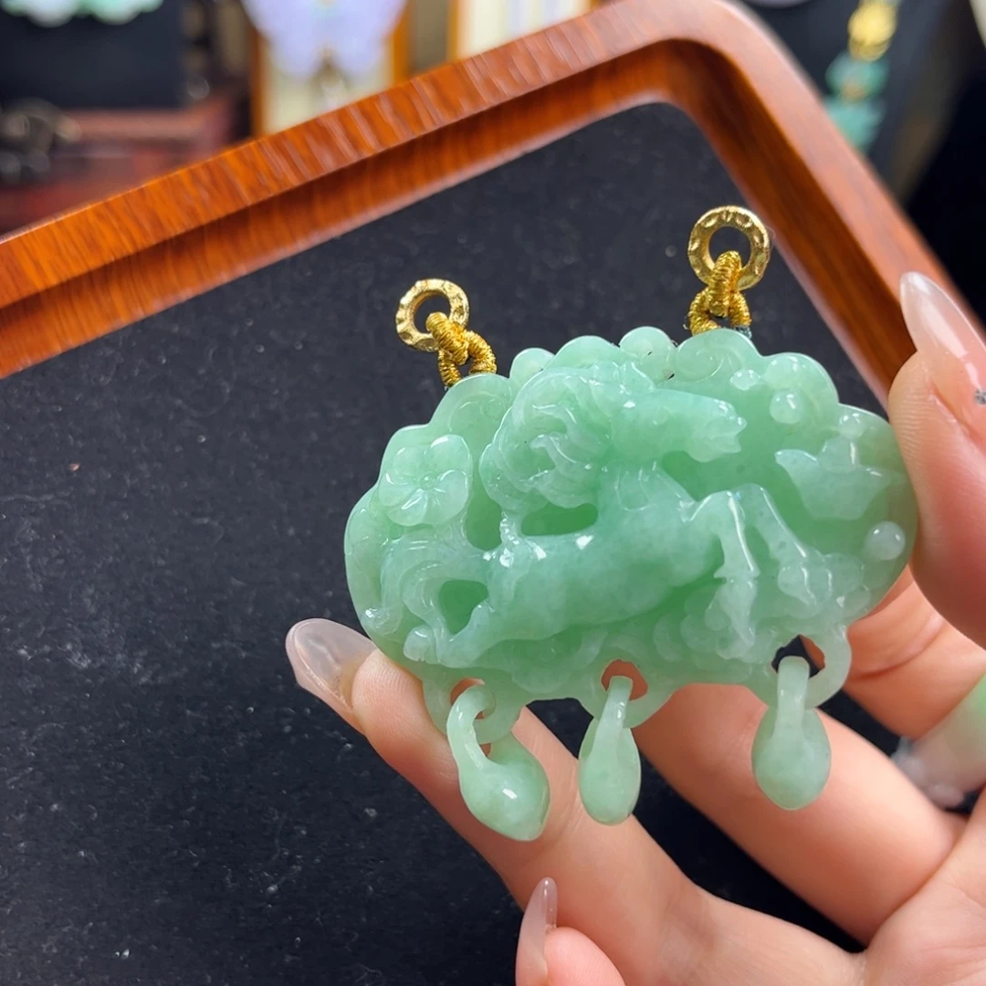 翡翠未镶嵌颈饰满绿马上有钱