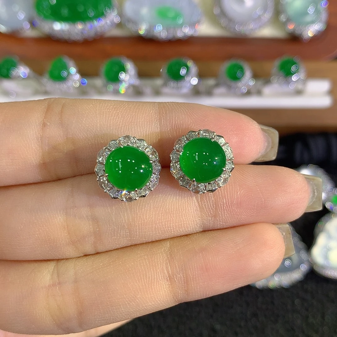 18K金镶嵌翡翠耳饰蛋面