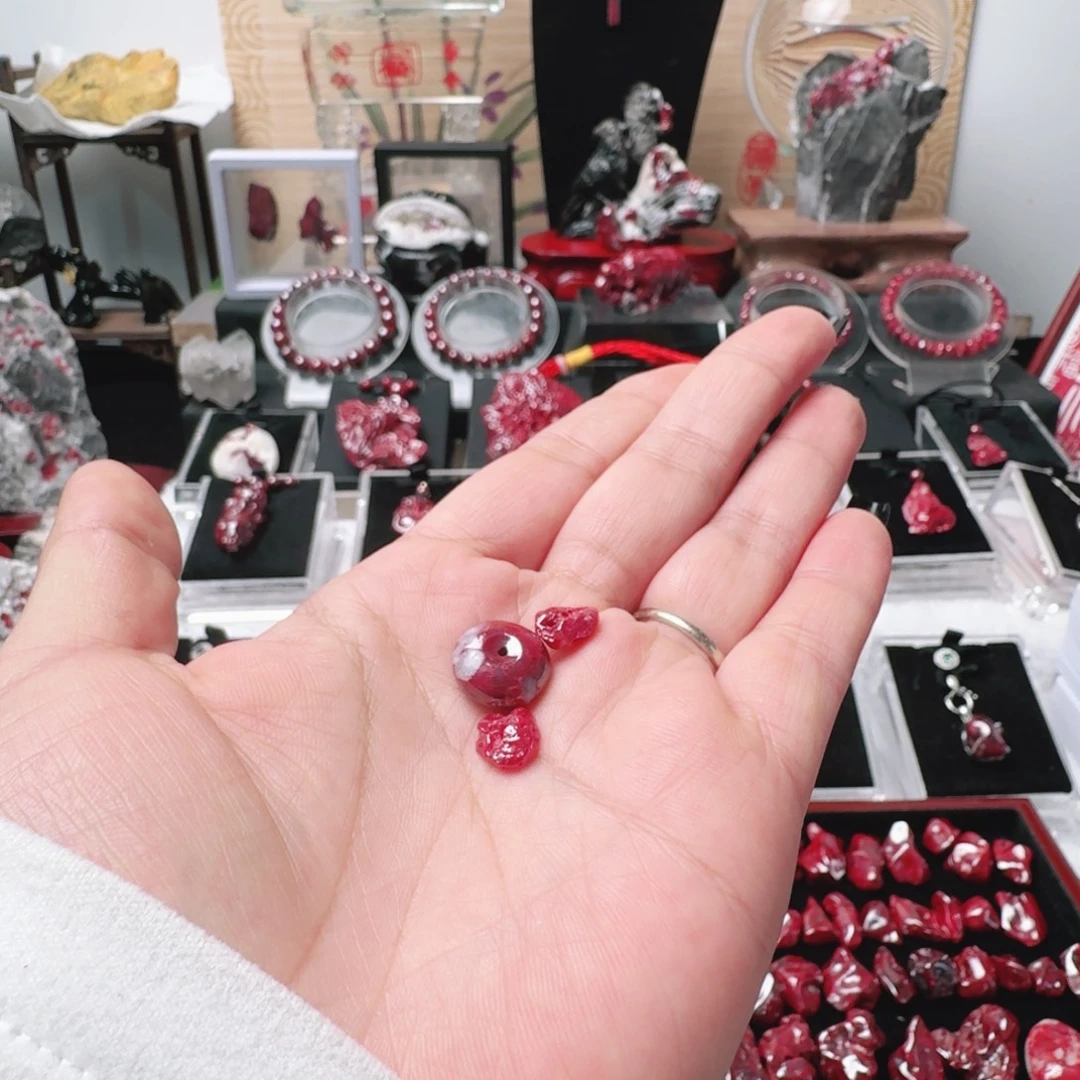 天然辰砂天然原矿平安扣➕随形晶体7克