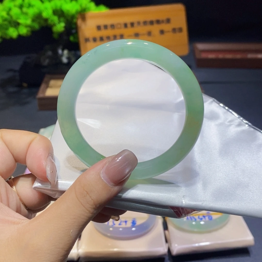 翡翠手镯未镶嵌翡翠手镯