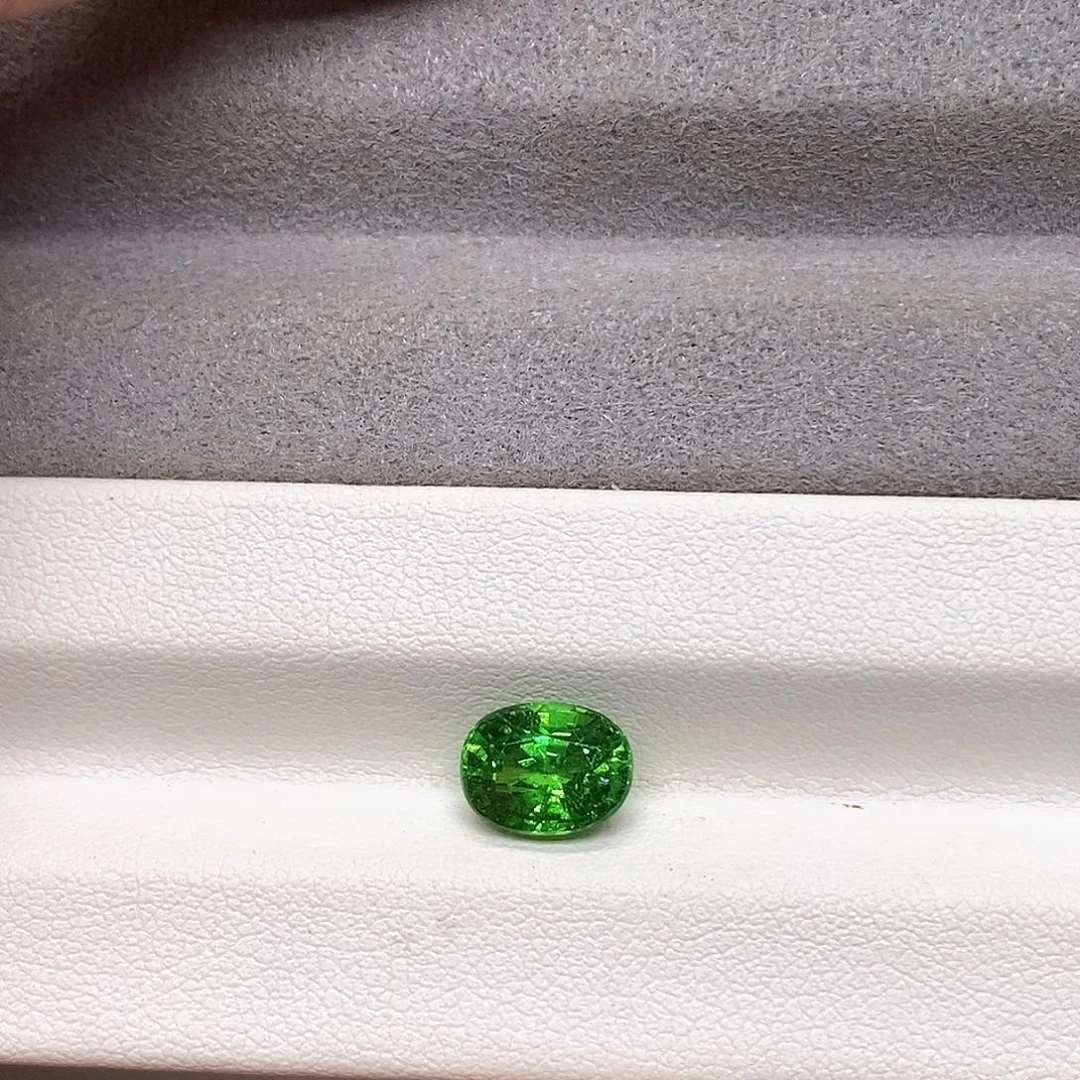未镶嵌裸石石榴石（沙弗莱）2.55克拉天然沙弗莱