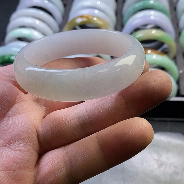 翡翠未镶嵌手镯3、正