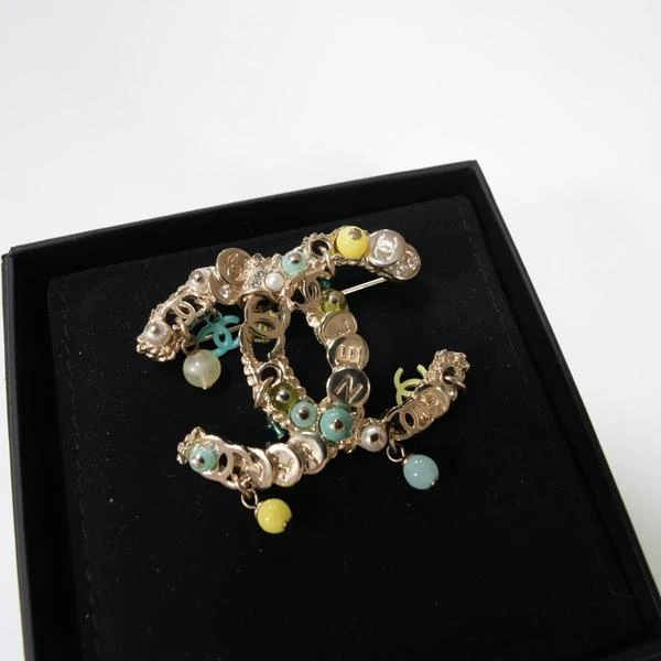 Chanel 沙滩系列彩珠金色字母双C胸针