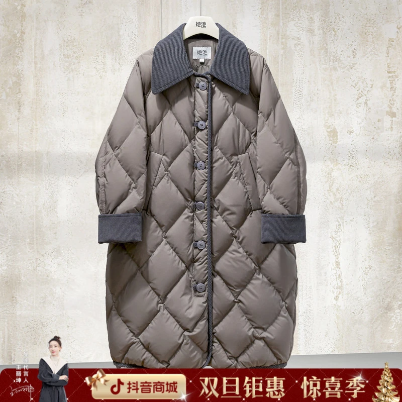 她池2025冬季新款休闲拼接翻领宽松中长款90绒羽绒服T54Z8099YA