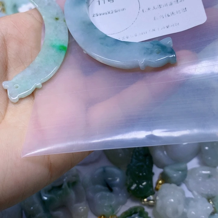 翡翠未镶嵌颈饰玥***彩翡翠