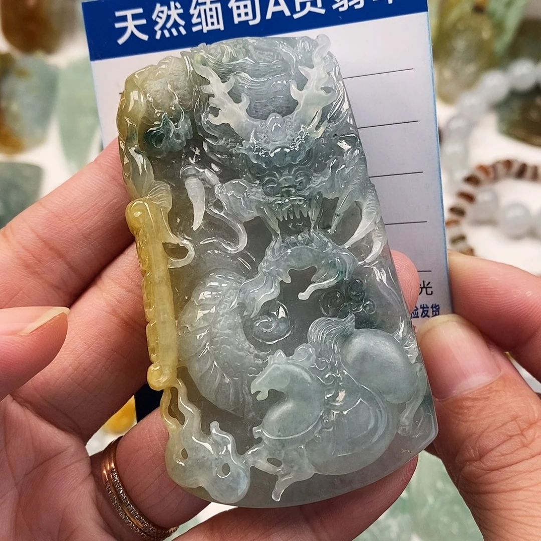 翡翠未镶嵌颈饰龙马精神
