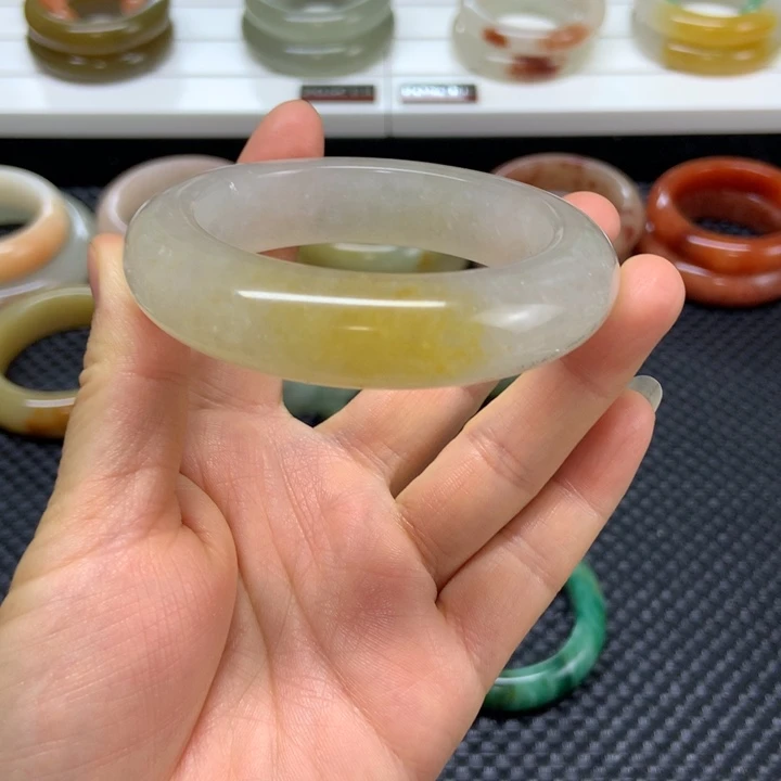 未镶嵌手镯石英质玉