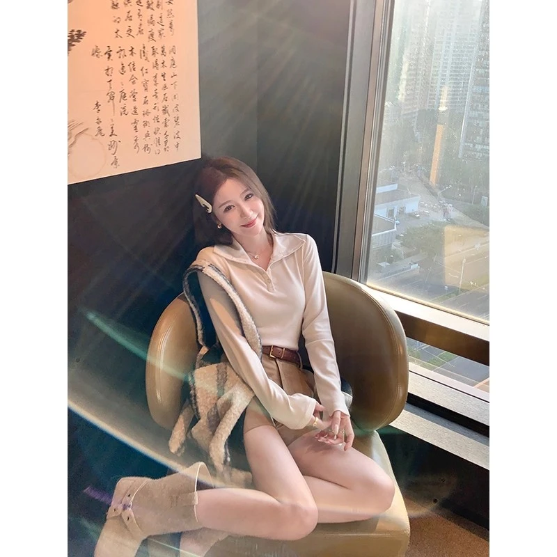 韩版纽扣翻领长袖t恤女秋季新款设计感侧边褶皱收腰打底衫8290