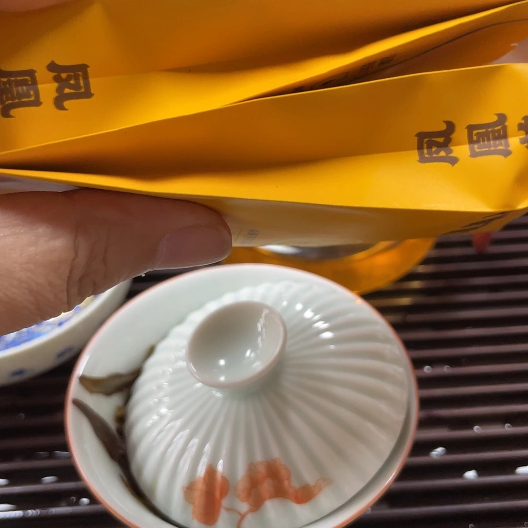 搪瓷杯子里还有很多东西