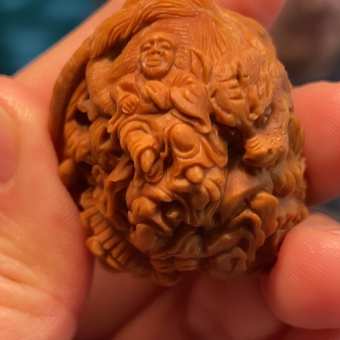 核桃雕刻伏虎罗汉核雕作品