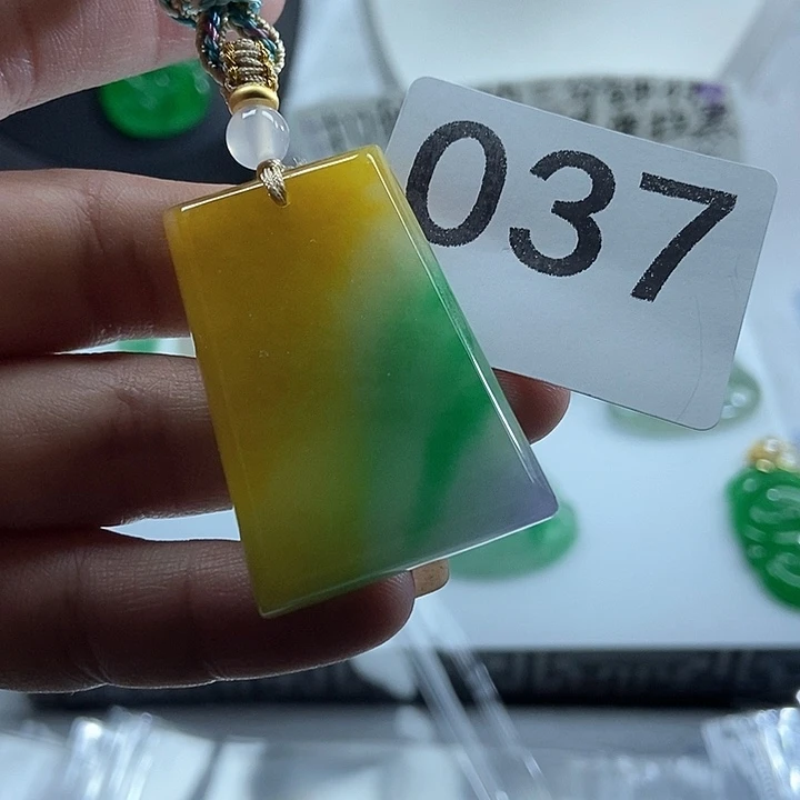 翡翠未镶嵌吊坠(赠链)