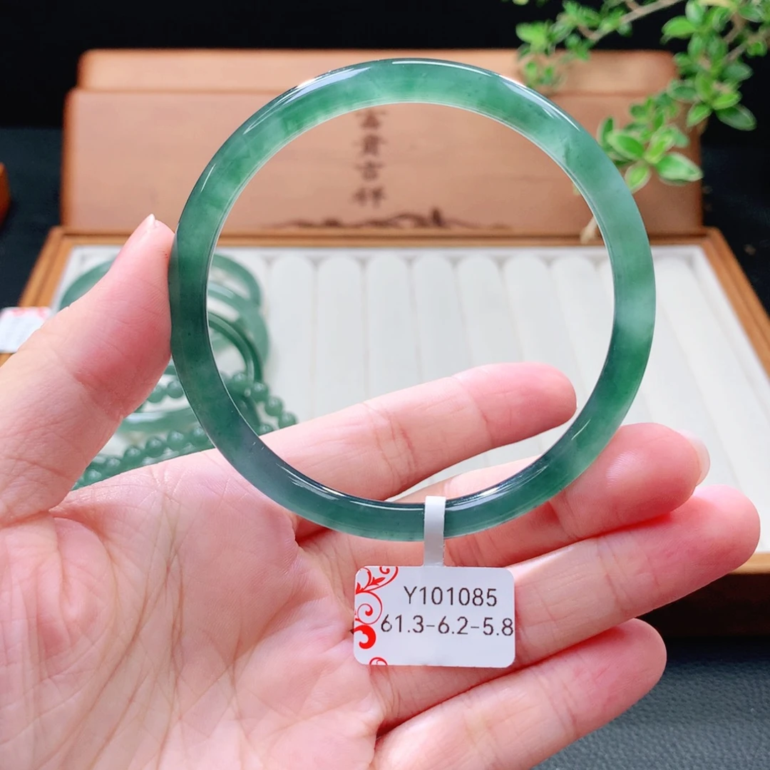 未镶嵌手镯（圆镯）翡翠