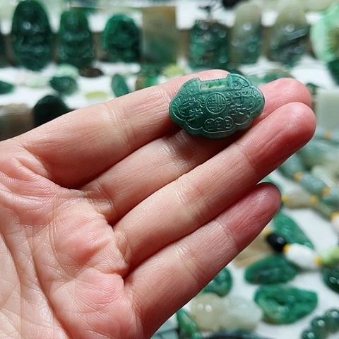 独山玉未镶嵌吊坠