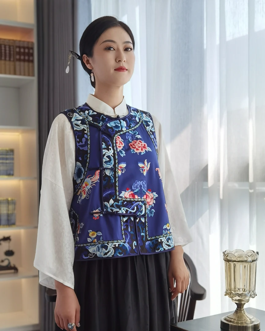 卿佩华服百花纹平针绣打籽绣琵琶襟四季款马甲