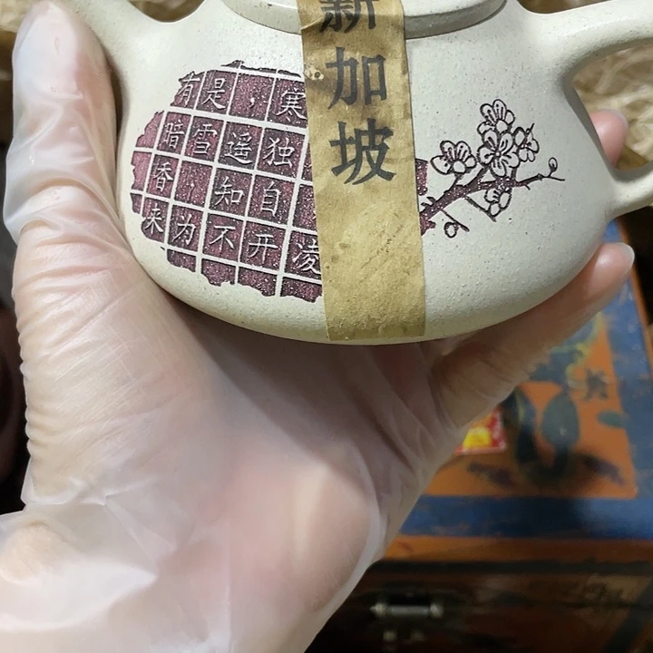 紫砂茶壶原矿泥料手工制作的一把紫砂壶。